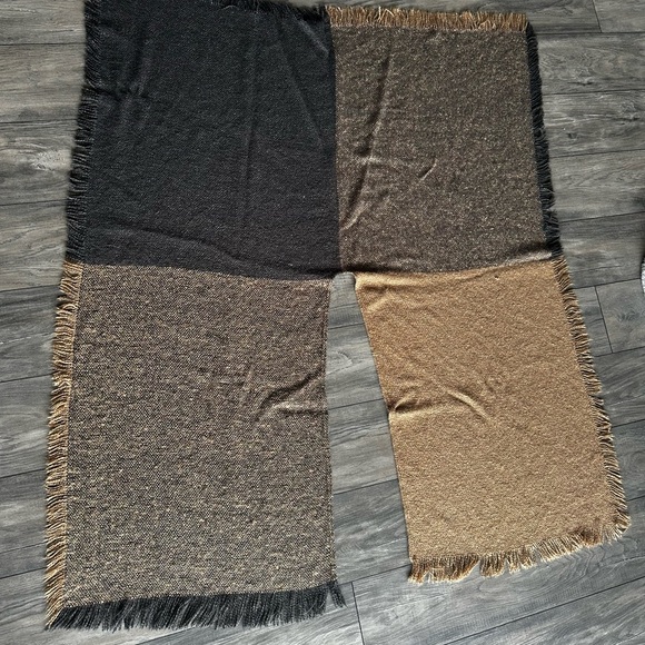 Women’s Two-Tone Fringe Shawl Wrap - Picture 4 of 4